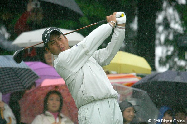 豪雨の中、プロアマ戦をこなした池田勇太。手首の具合が気になるところだが…