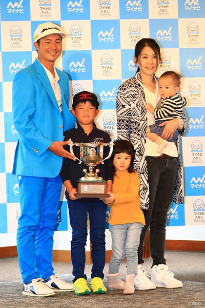 2017年 マイナビABCチャンピオンシップ 最終日 小鯛竜也 甥っ子も加わり喜びの記念撮影