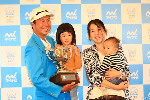 2017年 マイナビABCチャンピオンシップ 最終日 小鯛竜也 夫人と2人の子供とともに写真におさまった小鯛竜也