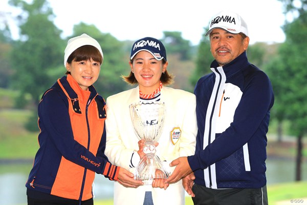永井花奈は転戦をともにする家族に支えられ初優勝を達成した（左から母の裕子さん、永井花奈、父の利明さん）
