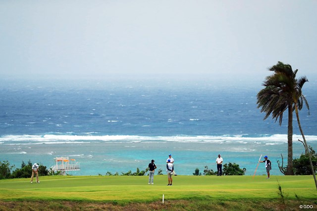 沖縄開催の意義 硬い芝が演出する 世界基準 のコース 国内男子ツアー Jgto Gdo ゴルフダイジェスト オンライン