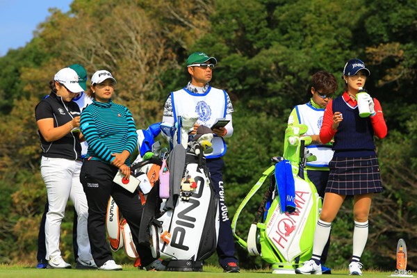 2017年 伊藤園レディスゴルフトーナメント 初日 鈴木愛 賞金女王を争う3人が同組となった初日。まずは鈴木愛（左から2人目）が貫禄を見せた