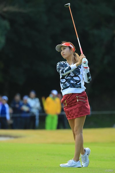 2017年 伊藤園レディスゴルフトーナメント 2日目 金田久美子 久美ちゃんが着るとゴルフウェアに見えないほどオシャレ感アップですなぁ。