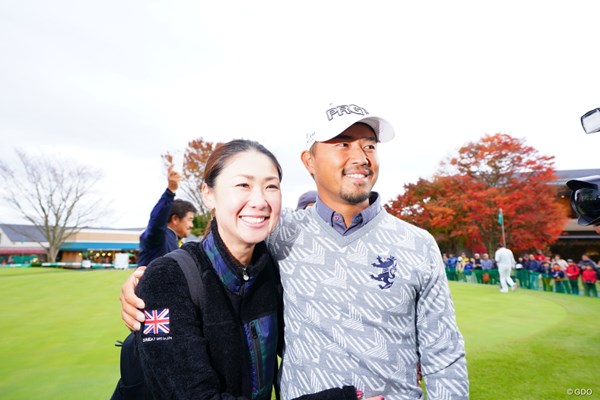 小平智は妻の古閑美保と今季2勝目を喜んだ