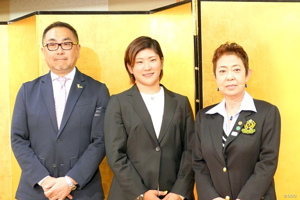2017年 THE QUEENS presented by KOWA 事前 成田美寿々 日本チームのキャプテンに任命された成田（中央）。気を引き締めた