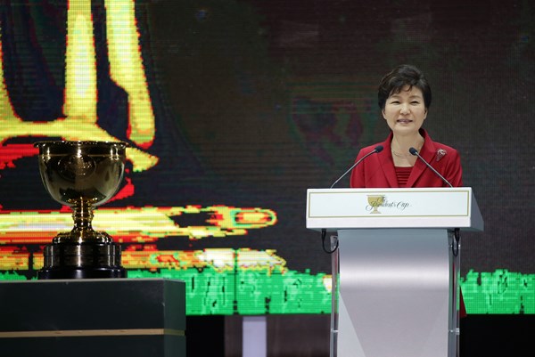 2015年に韓国で開催された「プレジデンツカップ」 の開幕セレモニーに登場した朴槿恵前大統領（Chung Sung-JunGetty Images）