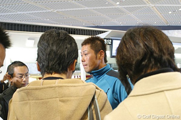 成田空港で記者に囲まれる谷原秀人。期待の大きさが感じられる。