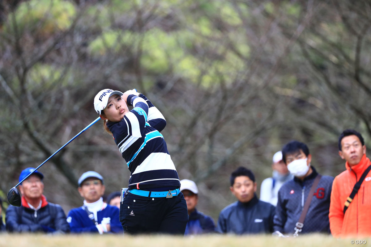 賞金女王へ鈴木愛が2位発進 3打差首位に全美貞