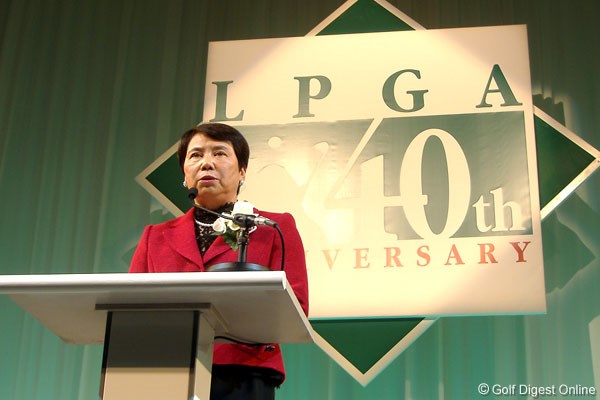 2007年 日本女子プロゴルフ協会創立40周年記念パーティ 樋口久子LPGA会長 壇上に立つ樋口久子LPGA会長。まぎれもなく日本の女子プロゴルフを引っ張ってきた一人だ。