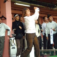 ファンを前に豪快なスイングを見せる藤井かすみ 2007年 「ミズノJPX E500」発売イベント 藤井かすみ