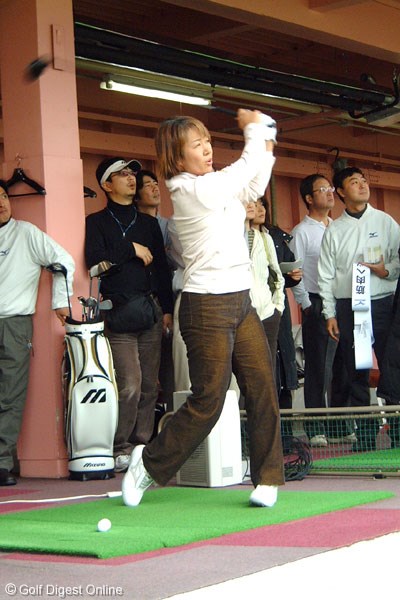 2007年 「ミズノJPX E500」発売イベント 藤井かすみ ファンを前に豪快なスイングを見せる藤井かすみ