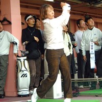 ファンを前に豪快なスイングを見せる藤井かすみ 2007年 「ミズノJPX E500」発売イベント 藤井かすみ
