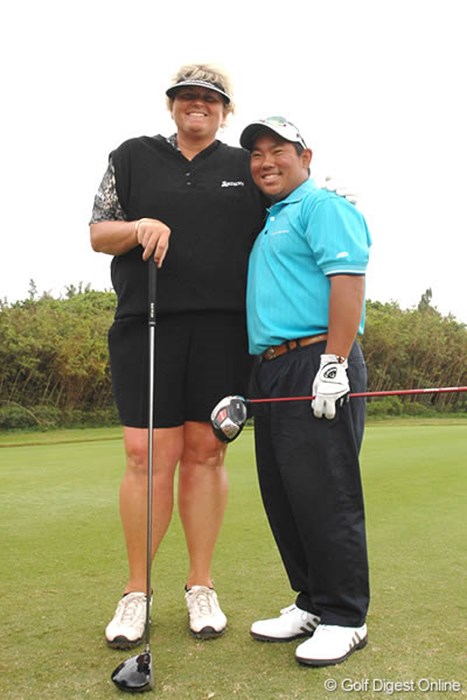 ゴルフ界を席巻中のタッド・フジカワ（右）にローラ・デービースもお気に入りの様子！？ 2007年 SBSオープンatタートルベイ プロアマ日 タッド・フジカワ ローラ・デービース