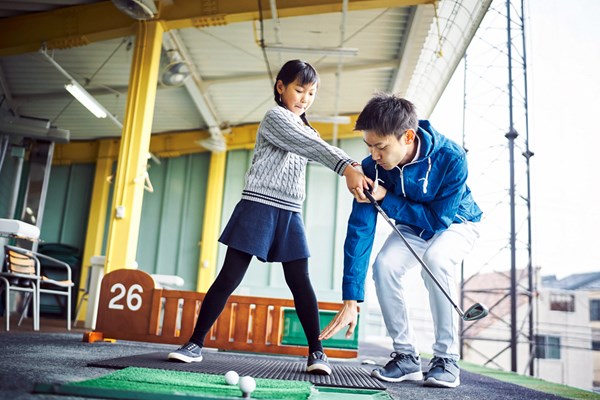 ゴルフは何歳から始めさせるのがベスト？ （画像1枚目） 男の子or女の子の違いでも最適な開始年齢があるという噂もあるが…