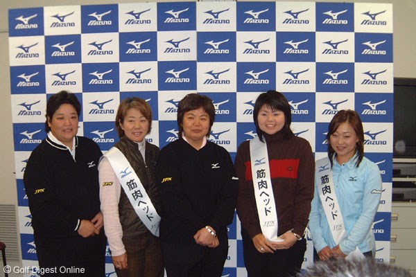 会見の席上で今季ツアー参戦への意志を表明した岡本綾子（中央）