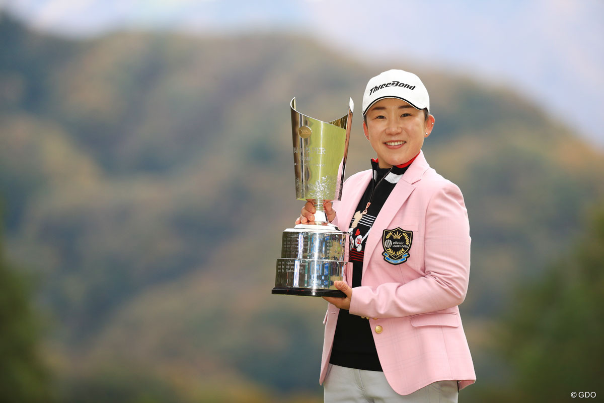 申ジエが逆転優勝 鈴木愛は2位 賞金女王争いは最終戦へ