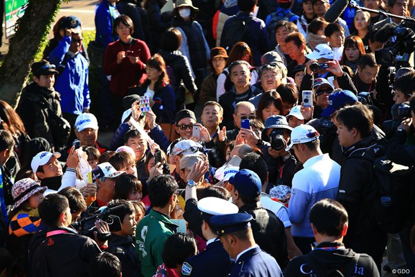 2017年 ダンロップフェニックストーナメント 最終日 松山英樹 ホールアウト後、大勢のファンたちに囲まれる松山英樹