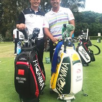 同じ本間ゴルフ契約のリャン・ウェンチョン（写真左）との2ショット。じつは二人は同い年 2018年 UBS香港オープン 事前 谷原秀人