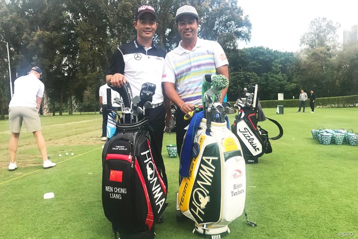 同じ本間ゴルフ契約のリャン・ウェンチョン（写真左）との2ショット。じつは二人は同い年 2018年 UBS香港オープン 事前 谷原秀人