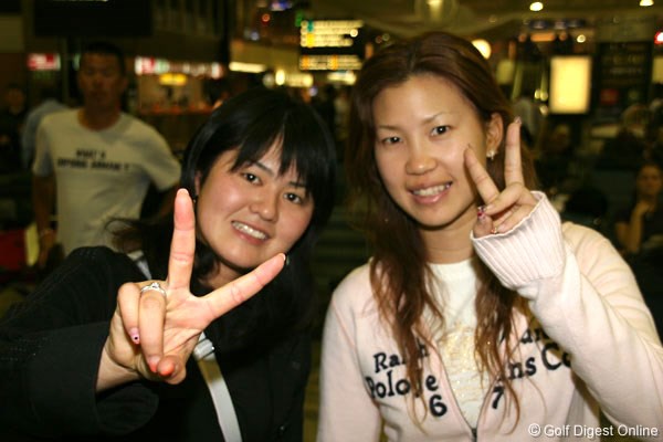 2007年 ワールドカップ女子ゴルフ 諸見里しのぶ 上田桃子 元気いっぱいで現地の空港に到着した諸見里しのぶと上田桃子