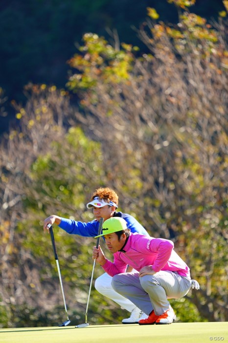 「俺にも見せろってば。」「やだよ、俺のラインだってば。」 2017年 カシオワールドオープンゴルフトーナメント 2日目 塚田陽亮
