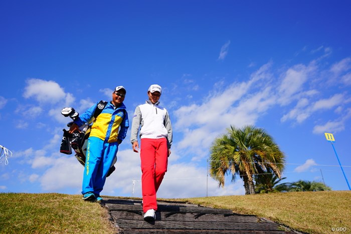 いいね、青空に真っ赤なパンツ。 2017年 カシオワールドオープンゴルフトーナメント 2日目 大堀裕次郎