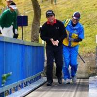 ものすごいパース感の中をヘラヘラしながら上がってくる松村プロ。 2017年 カシオワールドオープンゴルフトーナメント 3日目 松村道央