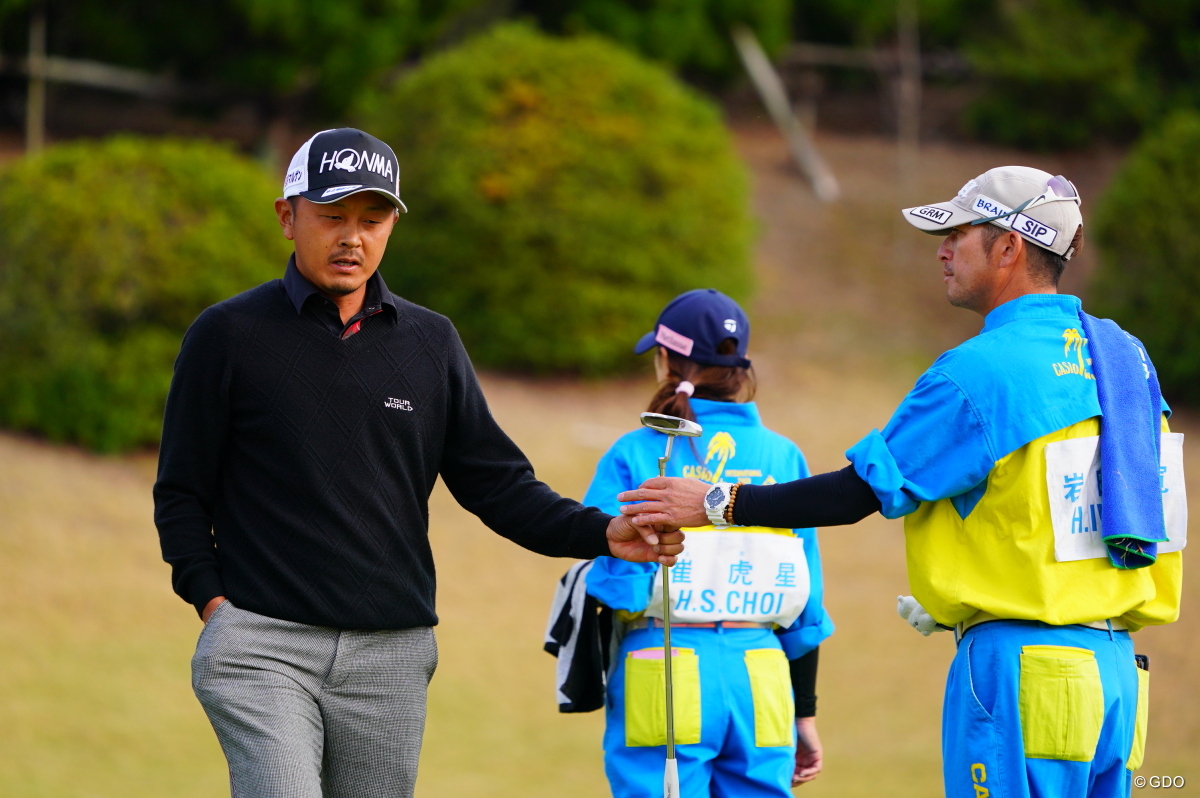 岩田寛が4打差4位に浮上 10年来のキャディと再タッグ