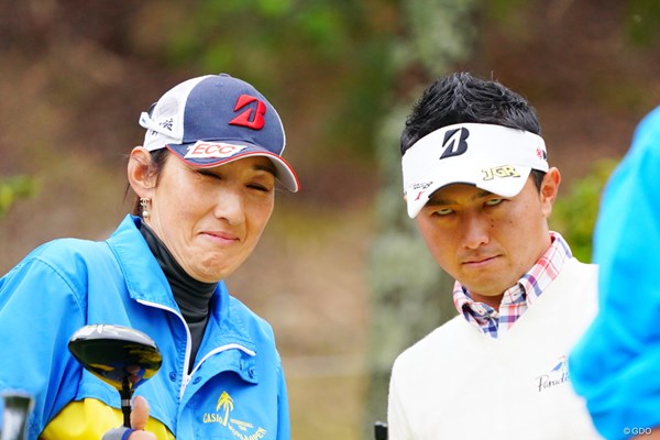 2017年 カシオワールドオープンゴルフトーナメント 最終日 片岡大育 緊張感たっぷりのお二人。