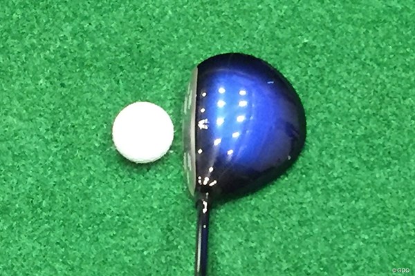 新製品レポート ゼクシオ テン フェアウェイウッド 画像02 フェースがやや上を向いているように見えるため、球が上がりやすいイメージ