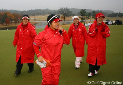 2006年 日韓女子プロゴルフ対抗戦 LPGAメンバー 最終ホール、チーム全員で優勝を喜びあうLPGAメンバー