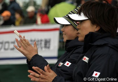 2006年 日韓女子プロゴルフ対抗戦 初日 古閑美保 大山志保 自身のラウンドを終えた古閑と大山は、仲良く他の選手の応援に回った。