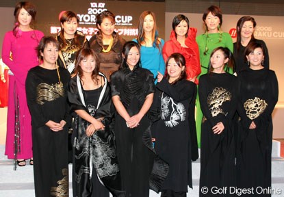 2006年 日韓女子プロゴルフ対抗戦 前夜祭 日本チーム 日韓対抗戦の前夜祭。日本チームはコシノジュンコデザインの華やかな衣装に身を包んだ