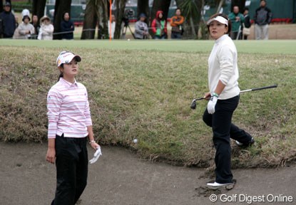 2006年 LPGAツアーチャンピオンシップ 2日目 諸見里しのぶ 茂木宏美 突き刺さった球の処理を確認するため、競技委員を待つ諸見里しのぶ（と同組の茂木宏美）
