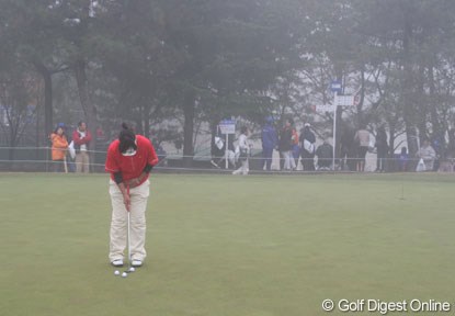 2006年 大王製紙エリエールレディスオープン 最終日 若林舞衣子 霧も立ち込めた試合終了後のパッティンググリーン。奥では表彰式が行われている。