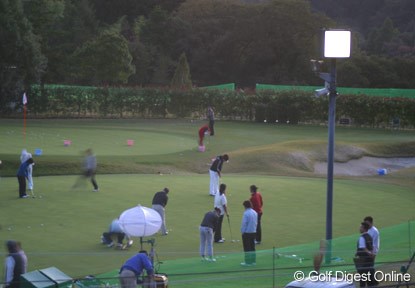 2006年 伊藤園レディスゴルフトーナメント プロアマ戦 夕闇迫るなか、選手たちは練習グリーンから引き上げようともせず練習を続ける