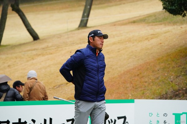 2017年 ゴルフ日本シリーズJTカップ 初日 チャン・キム 痛めている腰を気にする素振りを見せるチャン・キム