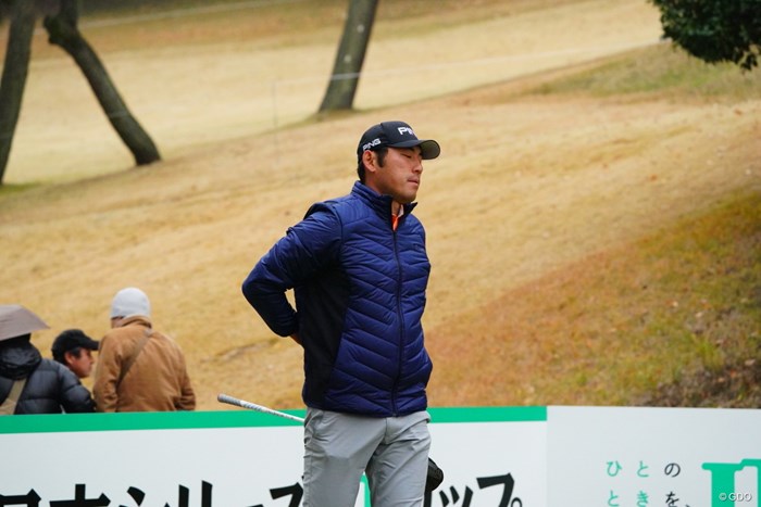 痛めている腰を気にする素振りを見せるチャン・キム 2017年 ゴルフ日本シリーズJTカップ 初日 チャン・キム