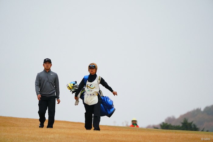 時松プロのキャディってやりやすそうなイメージ。 2017年 ゴルフ日本シリーズJTカップ 初日 時松隆光