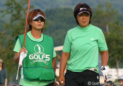 2006年 ゴルフ5レディスプロゴルフトーナメント 2日目 渡辺聖衣子 重苦しい最終組の雰囲気も、渡辺と高橋の名コンビで乗り切った