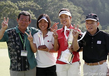 2006年 ヨネックスレディスゴルフトーナメント 最終日 宮里美香 大山志保 ベストアマの宮里美香と父、大山と父の4人で記念撮影