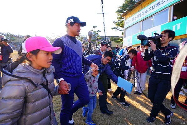 2017年 ゴルフ日本シリーズJTカップ 最終日 宮里優作 歓喜の初賞金王。子どもたちを連れて、スコアの提出に向かう宮里優作