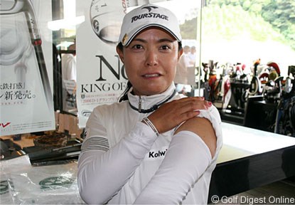 2006年 ヨネックスレディスゴルフトーナメント 2日目 斉藤裕子 暑さ対策は万全！アームカバーで体力の消耗を軽減させる斉藤裕子
