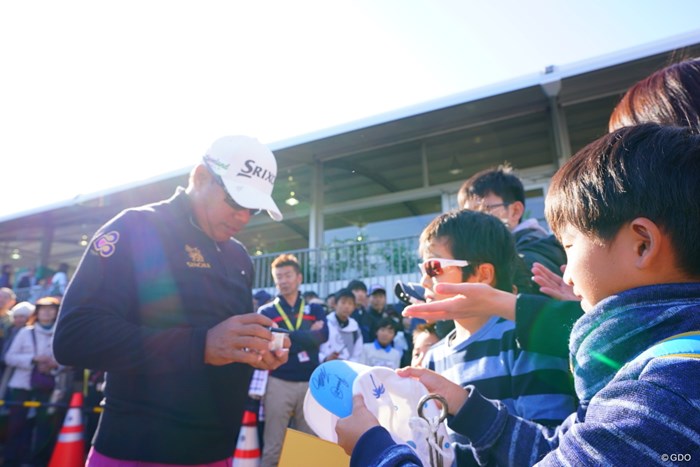 子供に「帽子ちょうだい！帽子ちょうだい！」って連呼されていたが日本語わからないので子供だろうと無視なのです。 2017年 ゴルフ日本シリーズJTカップ 最終日 プラヤド・マークセン