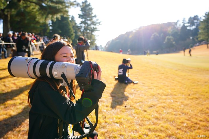 望遠レンズの持ち方が新しい女性カメラマン。 2017年 ゴルフ日本シリーズJTカップ 最終日 カメラマン