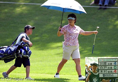 2006年 NEC軽井沢72ゴルフトーナメント 初日 木村敏美 小さな体でキャディバッグを担ぐ息子を気遣いながらラウンドする木村敏美