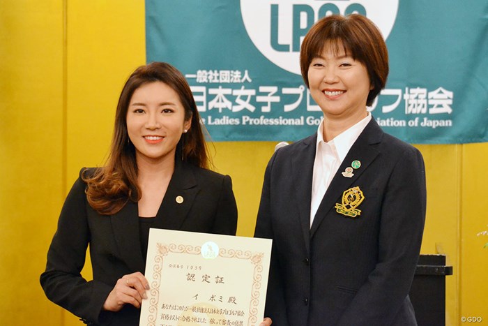 LPGAの小林浩美会長（右）から認定証を受け取るイ・ボミ 2017年 日本女子プロゴルフ協会入会式 イ・ボミ
