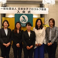 日本女子プロゴルフ協会入会式に出席した左からキム・ヘリム、イ・ミニョン、イ・ボミ、畑岡奈紗、カン・スーヨン、キム・ハヌル、森田遥 2017年 日本女子プロゴルフ協会入会式