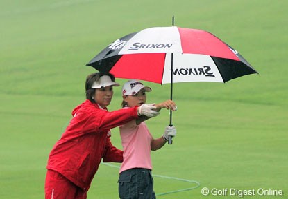 人気のお笑いコンビ オリエンタルラジオのファンという横峯さくら 15番ロングではラフから池越えの2オンを狙う武勇伝を見せたが失敗 競技委員にドロップ場所を確認する 06年 ベルーナレディースカップゴルフトーナメント 最終日 横峯さくら フォトギャラリー Gdo