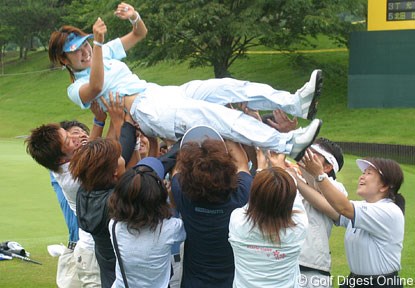 2006年 プロミスレディスゴルフトーナメント 最終日 藤田幸希 家族や友人たちに胴上げをされ、見事に宙に舞った藤田幸希